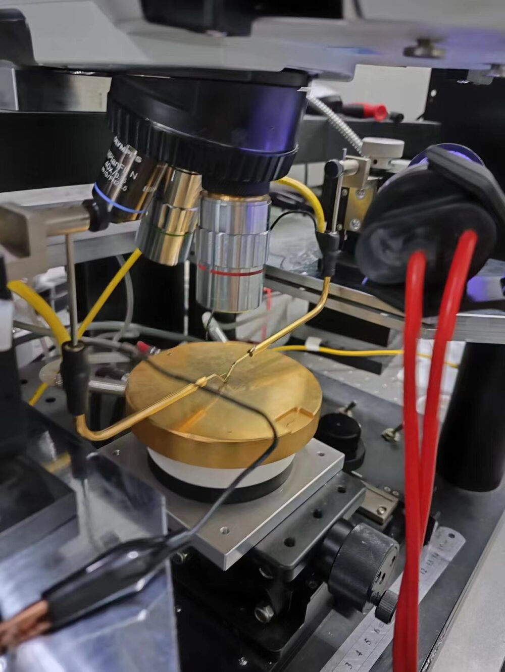 10fA Low-Leakage Coaxial Probe Arm